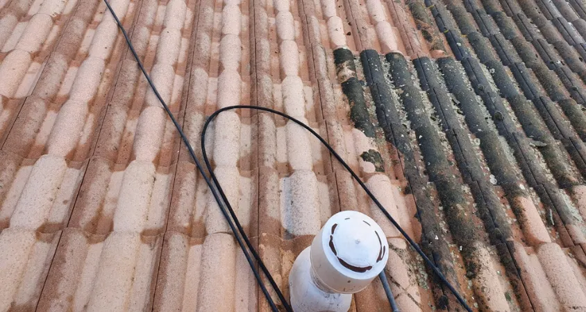 Démoussage de toiture à Saint Aygulf