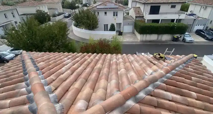Finitions, zinguerie et nettoyage sur un toit à Cannes