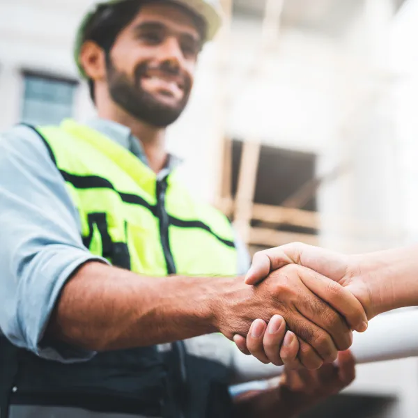 Signature d'un devis entre notre couvreur et un client Cagnois