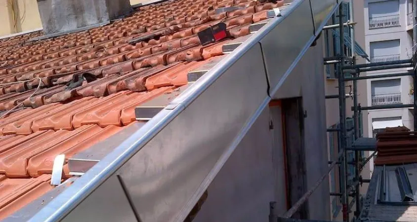 travaux de zinguerie sur un toit cannois